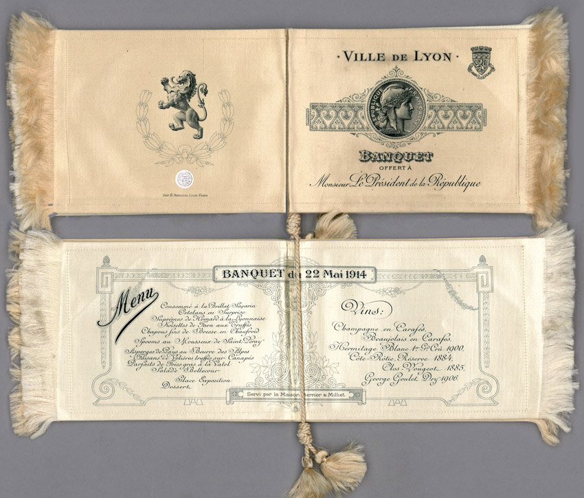 Menu du banquet offert à Raymond Poincaré, président de la République, par la ville de Lyon, le 22 mai 1914, à l'occasion de l'Exposition internationale urbaine. Menu imprimé en bleu sur soie grège. Achat Huget 2008 750 euros