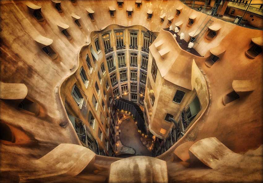 CASA MILA COURS INTERIEURE